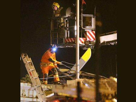 இங்கிலாந்தில் மதுபான விடுதி மீது போலீஸ் ஹெலிகாப்டர் மோதி விபத்து: 8 பேர் பலி