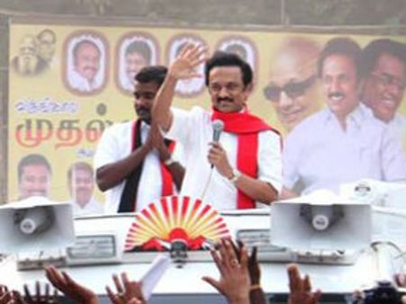 ஆம்புலன்ஸுக்கு வழி விடுங்கப்பா.. தொண்டர்களை ஓரம் கட்டிய மு.க.ஸ்டாலின்