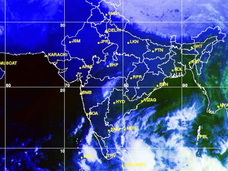 குறைந்த காற்றழுத்தம் தீவிரம் அடைந்தது- தமிழ்நாட்டில் மழை நீடிக்கும் என்று அறிவிப்பு