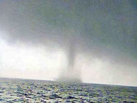 கடல் நீரை உறிஞ்சிக் குடித்த மேகம்... ‘டோர்னடோ’வை போட்டோ எடுத்த மீனவர்