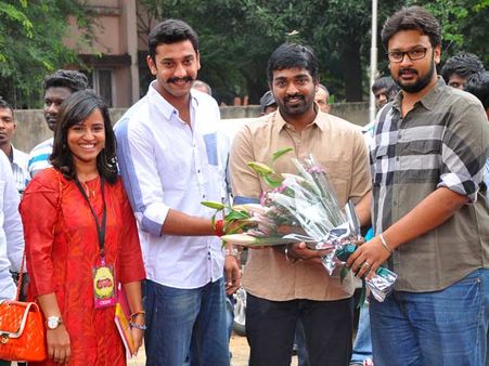 கனிமொழிக்கு 'சென்னை சங்கமம்'.. தயாநிதி அழகிரி மனைவிக்கு 'வாரச் சந்தை'!