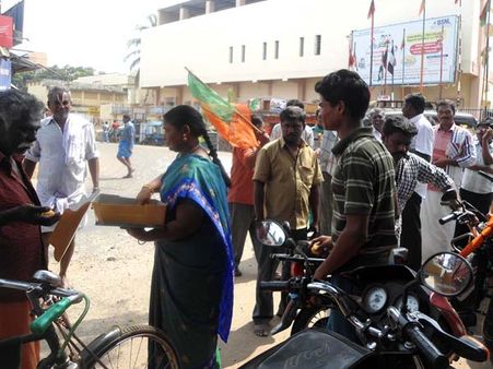 ஏற்காட்டில் அதிமுக வெற்றிமுகம்.. தொண்டர்கள் கொண்டாட்டம்