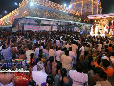 திருச்சானூர் பிரம்மோற்சவம்: 3 லட்சம் பக்தர்கள் புனித நீராடினர்