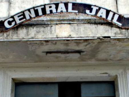 சிறைக்குள் செல்போன் பேசும் கைதிகளுக்கு 6 மாதம் தனிமைச் சிறை: புதிய தண்டனை அமல்