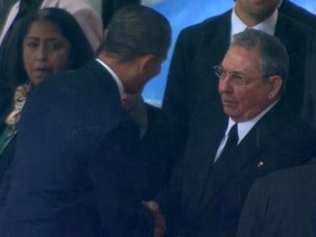 கியூபா அதிபர் ரவுல் காஸ்ட்ரோவுடன் கைகுலுக்கிய ஒபாமா