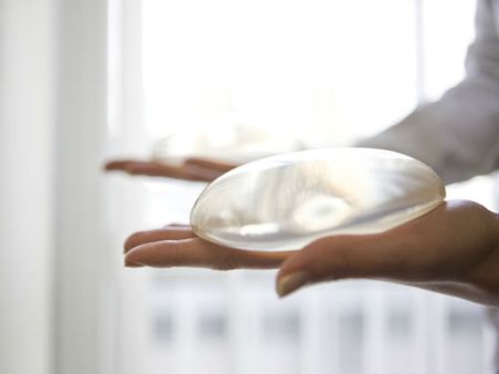 தரம் குறைந்த செயற்கை மார்பகத் தயாரிப்பு: நிறுவன உரிமையாளருக்கு 4 ஆண்டு சிறை