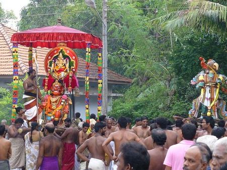 யாழ்ப்பாணம் அருகே 10 தலை சூரனுடன்விமரிசையாக நடந்த சூரசம்ஹாரம்!