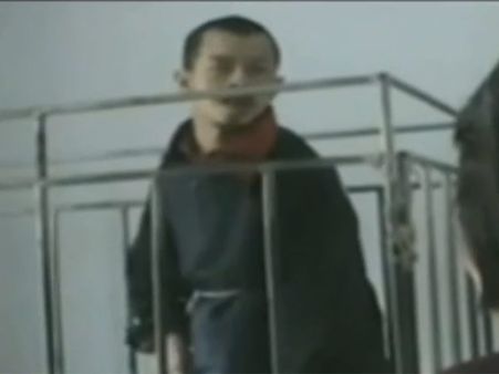 மனவளர்ச்சி குன்றிய மகனை 40 ஆண்டுகள் கூண்டில் அடைத்து வளர்த்த சீனத் தாய்