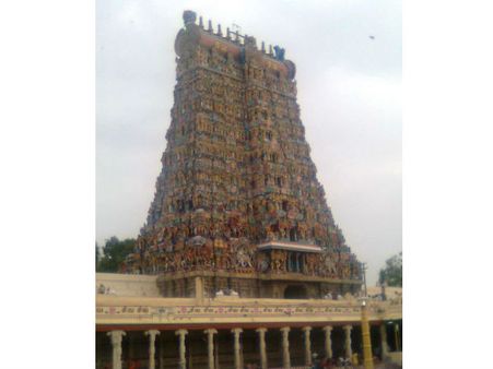 மதுரை மீனாட்சியம்மன் கோவில் கோபுரத்தில் மின்னல் தாக்கி சேதம்!