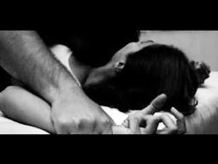 மனைவியை ரூ.1.5 லட்சத்திற்கு விலை பேசிய கணவர்: பணம் கொடுக்காமல் சீரழித்த நண்பர்கள்