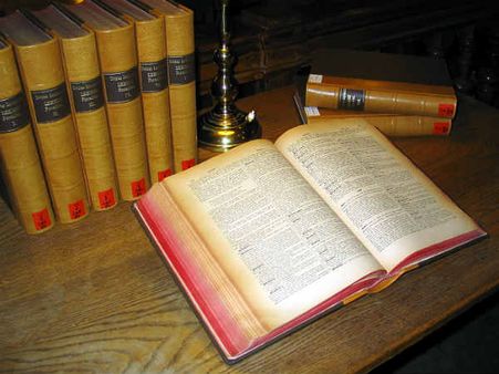 இங்கிலாந்தில்... 100 ஆண்டுகளாக தயாரிக்கப்பட்டு வந்த லத்தீன் மொழி அகராதி வெளியீடு!