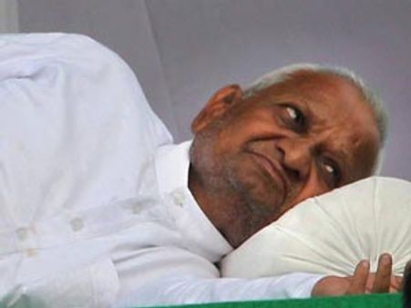 7வது நாள் உண்ணாவிரதம்: ஹசாரே 4கி எடை குறைந்துள்ளதாக மருத்துவர்கள் கவலை