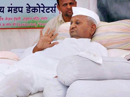 ராஜ்யசபாவில் லோக்பால் மசோதா நிறைவேற்றம்- உண்ணாவிரதத்தைக் கைவிடுகிறார் ஹஸாரே