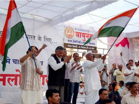 லோக்பால் மசோதா நிறைவேற்றம்: ‘வந்தேமாதரம்’ பாடி மகிழ்ந்த அன்னா ஹசாரே