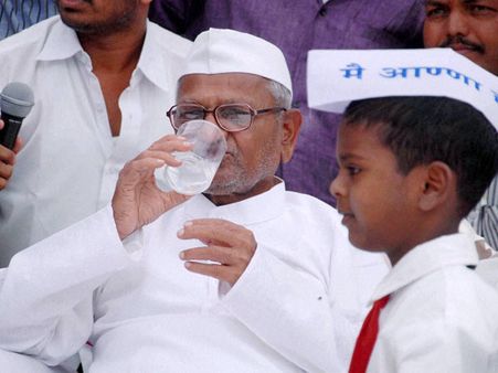 உண்ணாவிரதம் வாபஸ்! லோக்பால் சட்டத்தை விரைவில் நிறைவேற்ற அன்னா வலியுறுத்தல்!!