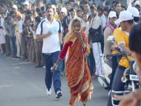 வயது 66.. சேலையை வரிந்து கட்டிக் கொண்டு மராத்தானில் ஓடிய மகா. பாட்டி!