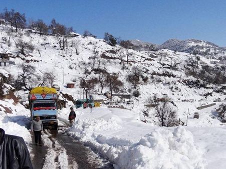 வடமாநிலங்களில் கடும்குளிர்: பனிச்சரிவில் சிக்கி 2 இளம்பெண்கள் பலி