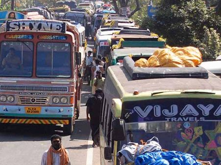 தமிழக கேரளா எல்லையில் போக்குவரத்து நெரிசல்: ஐயப்ப பக்தர்கள் அவதி.