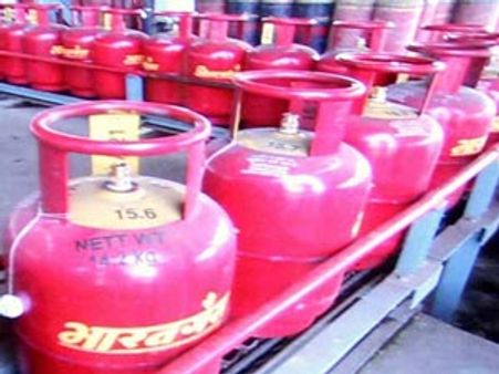 5 கிலோ கியாஸ் சிலிண்டர்களை ஷாப்பிங் மால், குடிசை பகுதிகளில் விற்க முடிவு