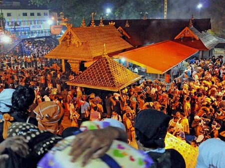 சபரிமலையில் மண்டல பூஜை: தங்க அங்கியில் ஜொலித்த ஐயப்பன்