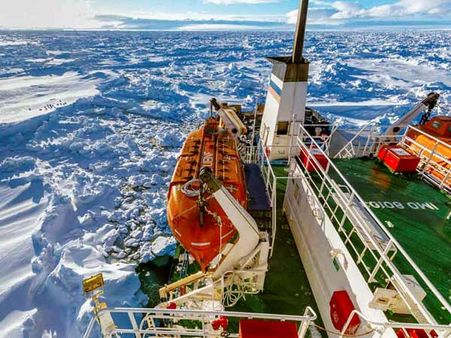 அண்டார்டிகா: கடல் நீர் உறைந்ததால் ஐஸ்கட்டிகளுக்கிடையே சிக்கிக் கொண்ட சொகுசுக் கப்பல்