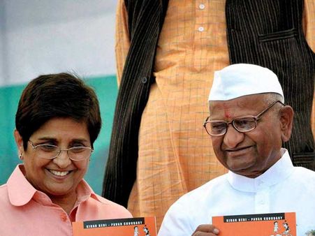 டெல்லி முதல்வர் அர்விந்த் கெஜ்ரிவால்: அன்னா ஹசாரே, கிரண் பேடி வாழ்த்து