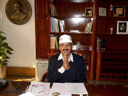 டெல்லியில் கெஜ்ரிவால் அதிரடி தொடக்கம்- நிதி, மின்துறை செயலர்கள் டிரான்ஸ்பர்!