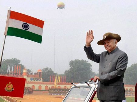 பிரதமரிடமிருந்து கற்றுக் கொள்ளுங்கள்: கெஜ்ரிவாலுக்கு ஷிண்டே அறிவுரை