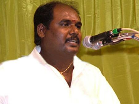 கேமராமேன்கள் கண்ணிலிருந்து தப்ப தாவித் தாவி ஓடிய சுபாஷ் பண்ணையார்...!