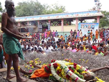 முள் படுக்கையில் தவம்: சாமியார் முன் குவியும் பக்தர்கள்