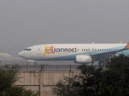 டெல்லியில் மோசமான பனிமூட்டம்- ரயில், விமான சேவைகள் கடும் பாதிப்பு