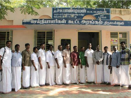 இன்று வேஷ்டி தினம்... வேஷ்டி கட்டி வேலை பார்த்த நெல்லை பத்திரிக்கையாளர்கள்...