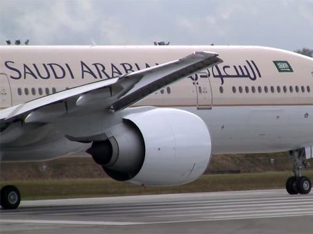 மதீனா விமானம் நிலையத்தில் சக்கரம் இல்லாமல் தரையிறங்கிய விமானம்- 29 பேர் காயம்