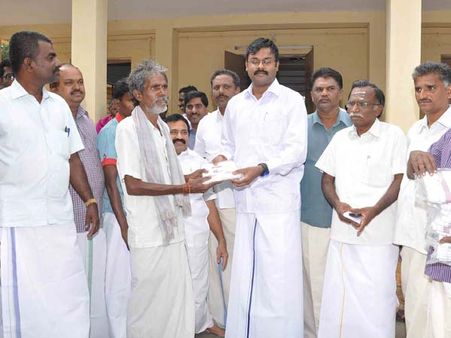 கோ-ஆப்டெக்ஸ் சார்பில் வேட்டி தினம்... சப் கலெக்டர் தலைமையில் வேட்டி அணிந்து உறுதிமொழி