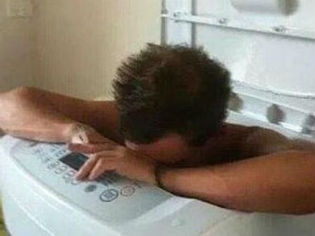 அட பக்கி... காதலிக்கு சர்ப்ரைஸ் தர நிர்வாணமாக வாஷிங் மெஷினுக்குள் ஒளிந்து சிக்கித் தவித்த வாலிபர்