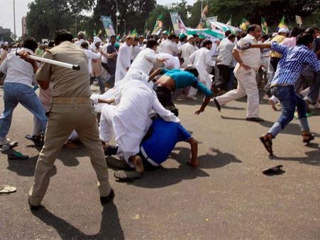 முசாபர்நகர் கலவரத்தில் பாதிக்கப்பட்டவர்களை இழுக்கப் பார்த்த லஷ்கர்.. ராகுல் சொன்னது உண்மையானது!