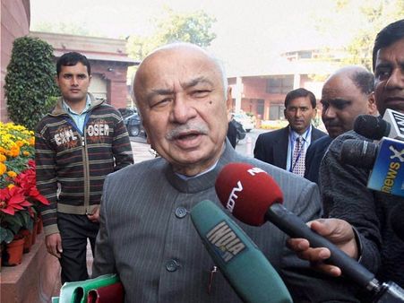 இளம்பெண் வேவு பார்க்கப்பட்ட விவகாரம்: சுப்ரீம் கோர்ட் நீதிபதி தலைமையில் விசாரணை- ஷிண்டே