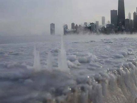 எங்கு பார்த்தாலும் பனி, பனி, பனி.. இன்னும் மீளாமல் தவி்க்கும் அமெரிக்கா