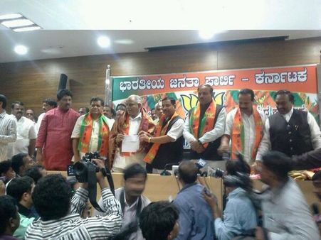 முறைப்படி பாஜகவில் சேர்ந்தார் எதியூரப்பா: பட்டாசு வெடித்து கொண்டாட்டம்