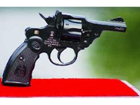 வந்து விட்டது பெண்களுக்கான துப்பாக்கி.. அத்துமீறினால் இனி டுமீல் டுமீல்தான்!