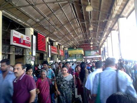 பொங்கல் கொண்டாட சொந்த ஊர் செல்லும் மக்கள்: சென்னை ரயில் நிலையங்களில் குவிந்த பயணிகள்