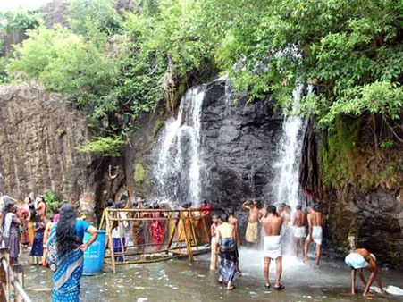 களக்காடு தலையணையில் திடீர் வெள்ளம்: சுற்றுலா பயணிகள் குளிக்கத் தடை