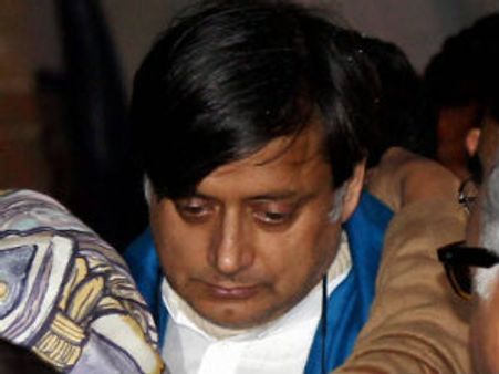 சுனந்தா மரணம் குறித்த விசாரணைக்கு முழு ஒத்துழைப்பு: சசிதரூர் உறுதி!