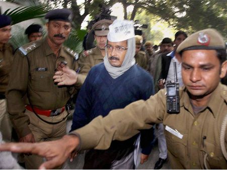 நாடகமாடாமல் நிர்வாகத்தில் கவனம் செலுத்த வேண்டும்: கெஜ்ரிவாலுக்கு காங்கிரஸ் அறிவுரை