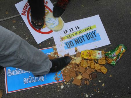 இலங்கை பொருட்களை விற்காதே! நீல்கிரீஸ் அங்காடியை முற்றுகையிட்ட மாணவர்கள்!