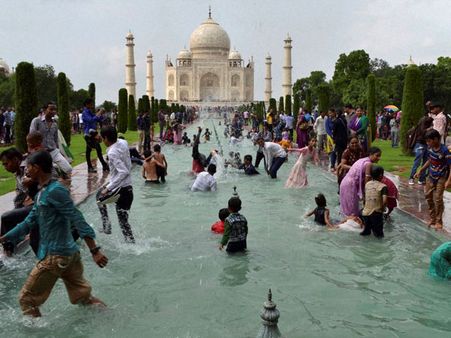 இனி, வெள்ளிக்கிழமைகளிலும் தாஜ்மஹாலைச் சுற்றிப் பார்க்கலாம்... ஆனால், கட்டணம் ரூ 5,000!!!