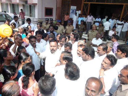 குடிக்கத் தண்ணீர் இல்லை.. மாஜி அமைச்சர் செல்லப்பாண்டியனை குடத்துடன் முற்றுகையிட்ட பெண்கள்