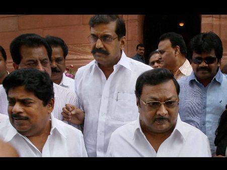 'அஞ்சா நெஞ்சனுடன்' கை கோர்த்த 'வன்முறை நாயகன்' ரித்தீஷ், 'மாவீரன்' நெப்போலியன்....!