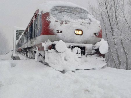 பனியால் ஸ்தம்பித்த அட்லாண்டா: விபத்துகள், காரில் பிரசவம், தூக்கம், பட்டினி
