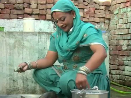 பணம் வேண்டாம், பார்ட்டி வேண்டாம்.. பாத்திரம் கழுவுவதே சந்தோஷம்.. ஆச்சரிய அமெரிக்கப் பெண்